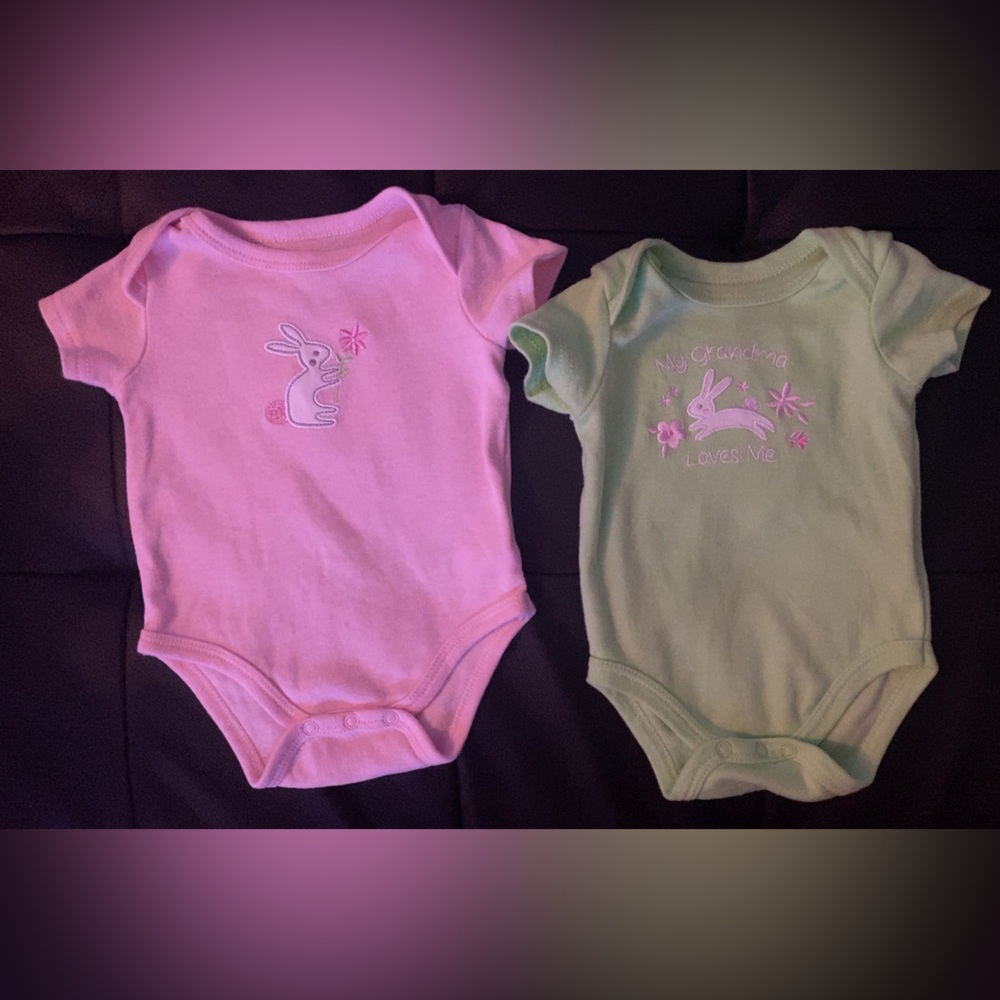 ❤️❤️ Little & Loved Bunny Grandma Loves Me Onsie Bodysuit